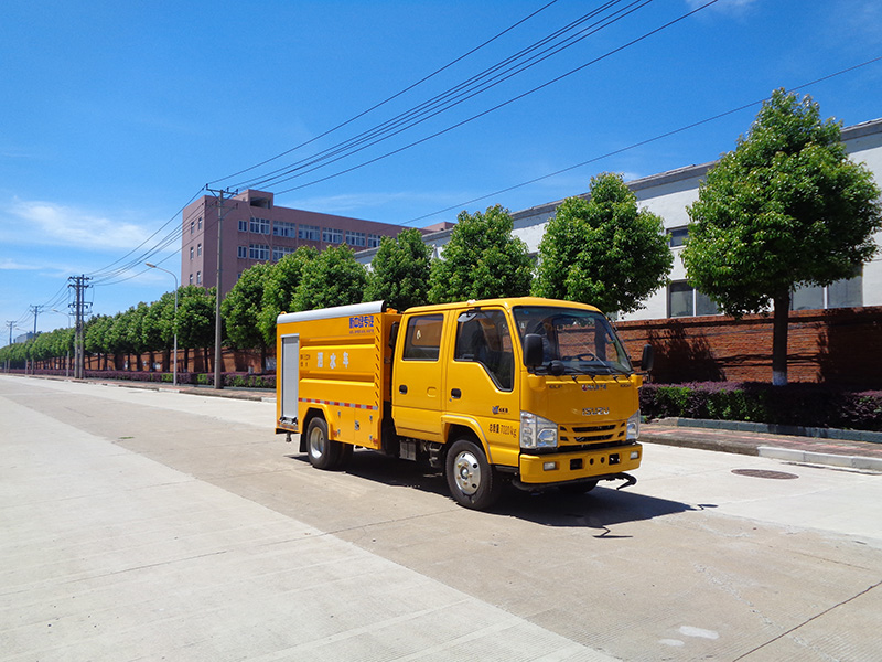 XZL5072GSS6型灑水車(chē)