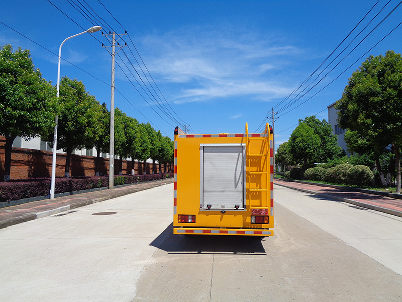 XZL5072GSS6型灑水車(chē)