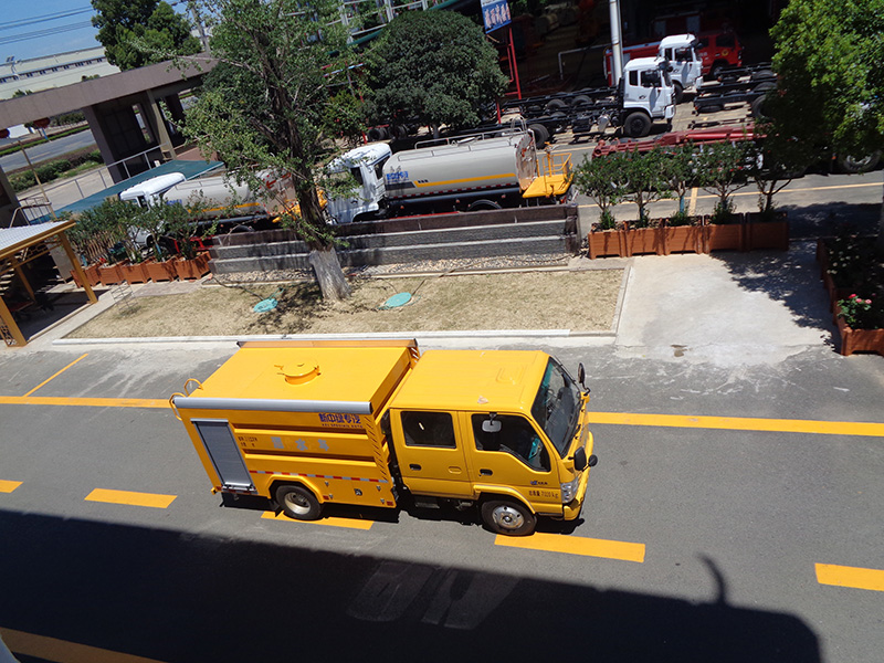 XZL5072GSS6型灑水車(chē)